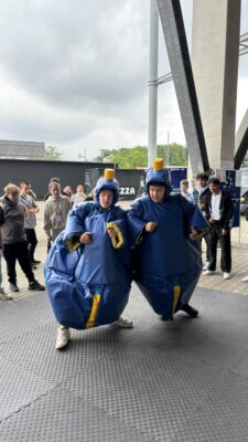 Zwei Personen in Summe-Polsteranzügen kämpfen miteinander.